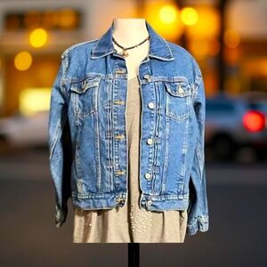 Old Navy Denim Jacket Old Navy P2P 21”
L 22” Sleeves L 22” Medium GUC